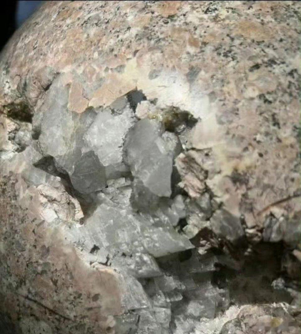 终于知道石墩子为什么那么贵了，原来里面装的是真货