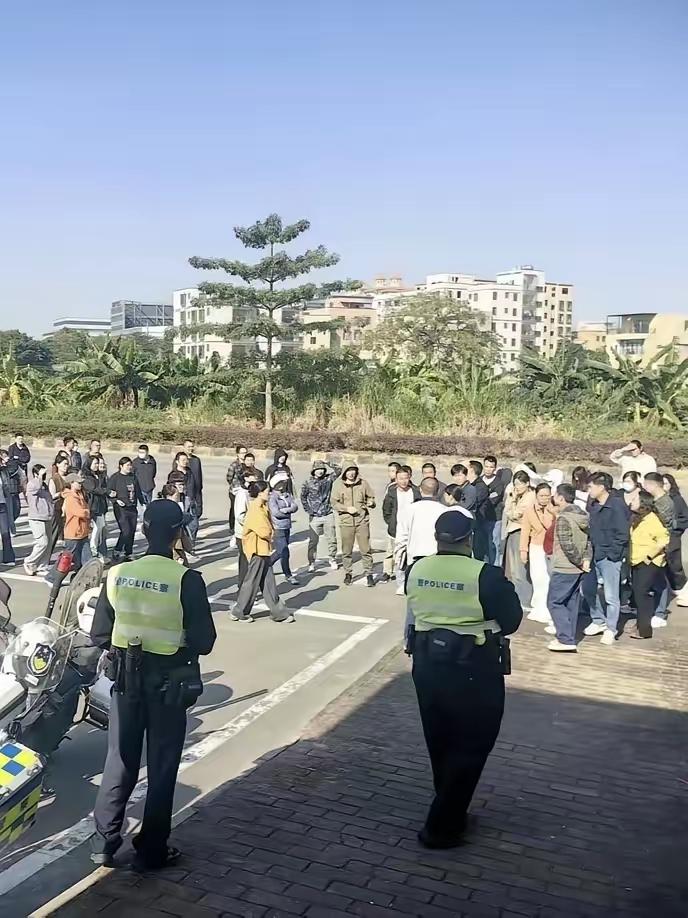 破防了！佳能中山厂关停，上千员工竟安安静静等赔偿，没有吵闹没有慌乱，这场面看得人