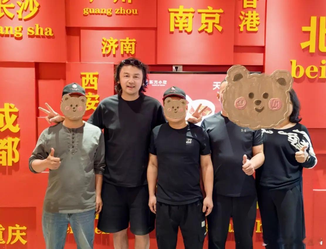 南非偶遇到雷佳音还有他老婆翟煦飞，私下里的雷佳音是一点不注重个人形象，一头长发胡