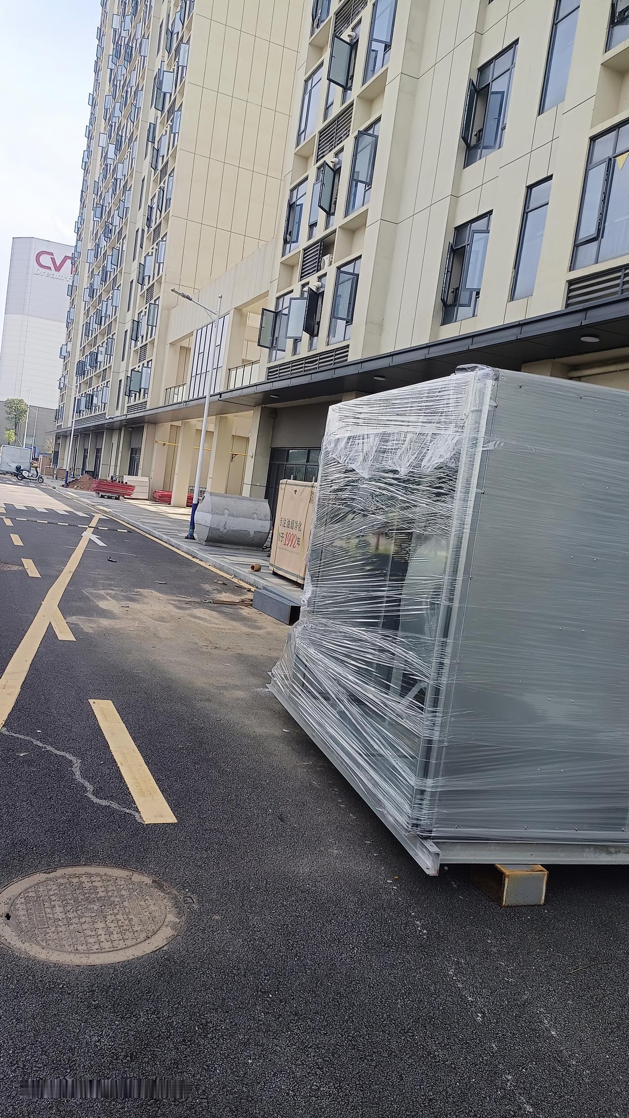广州知识城枫塱一路商铺正在装修中，估计用不了多长时间这里将会有很多商家在此入住，