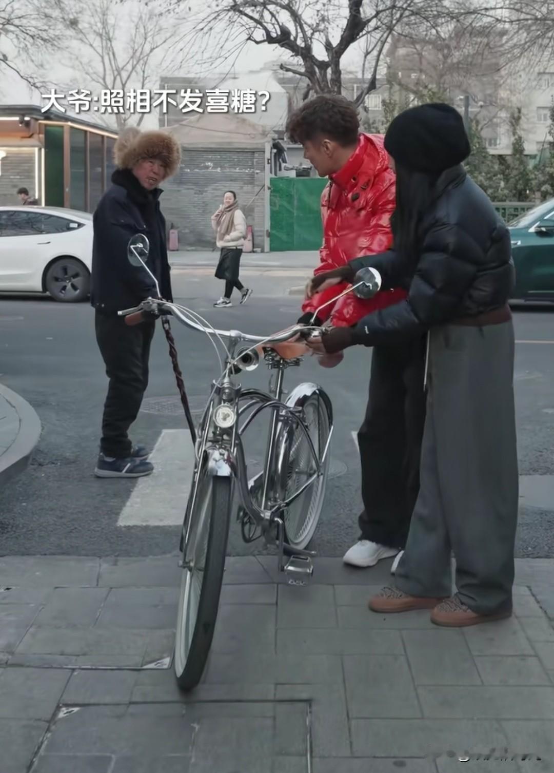 模特界的“常青树”胡兵和瞿颖在街上被路过的大爷误认为是情侣，大爷张口问道:“照相