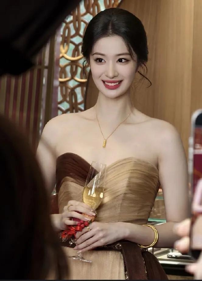 我觉得王楚然有点谜。她终于接到周六福代言了，她这颜值，按说，十个有八个都觉得好