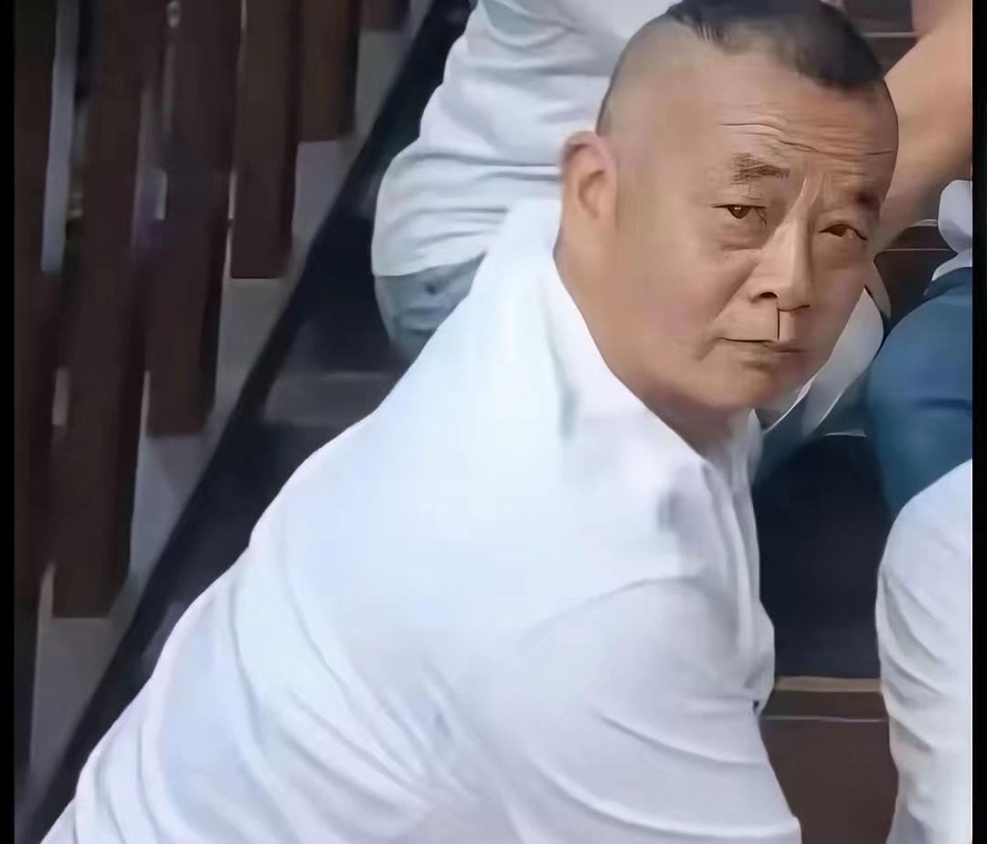 不装了彻底摊牌，重庆王先生新疆酒店纠纷，监控还原剧情整个翻转重庆王先生新疆伊