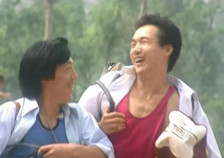 2000年，黄渤在西安舞厅跑场子，一天能赚500块，日子过得挺舒坦。突然，发小高