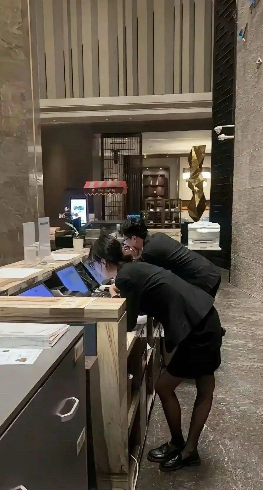 为什么不给前台椅子呢…这样不累吗？