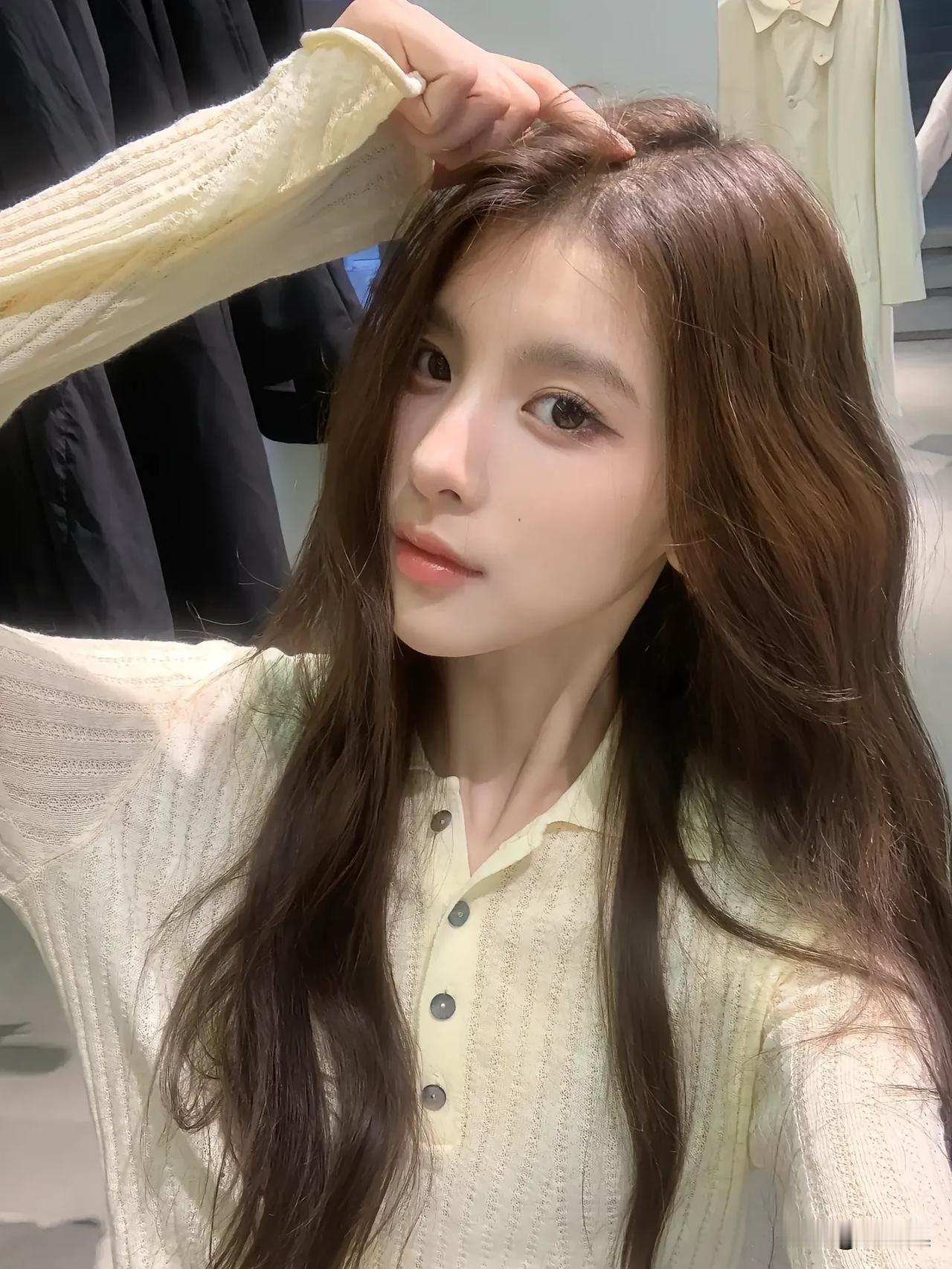 温柔日系穿搭，浅黄色针织衫搭配长卷发，清新自然。