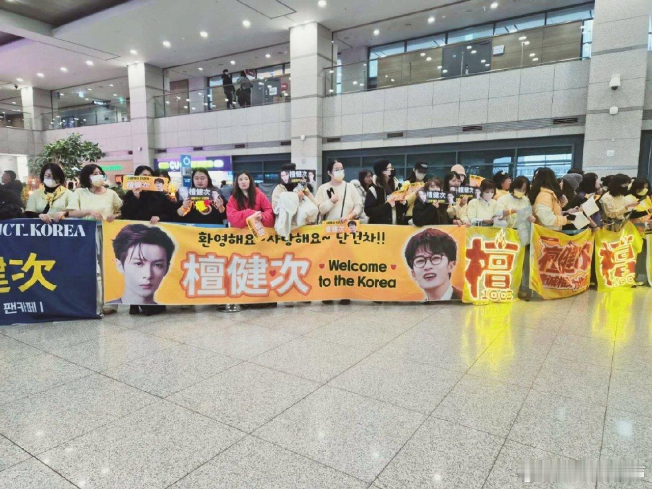 檀健次韩国人气谁能拒绝檀健次的超强线下号召力！机场被粉丝围得水泄不通，天南海北奔