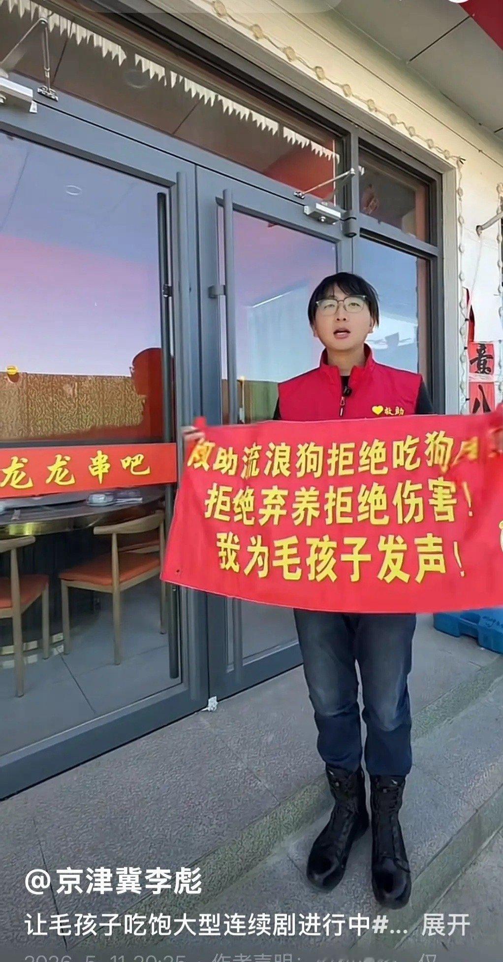 救助流浪狗，是遇见街头瑟瑟发抖的身影时，递上一口食、一碗水，力所能及时，为它们寻