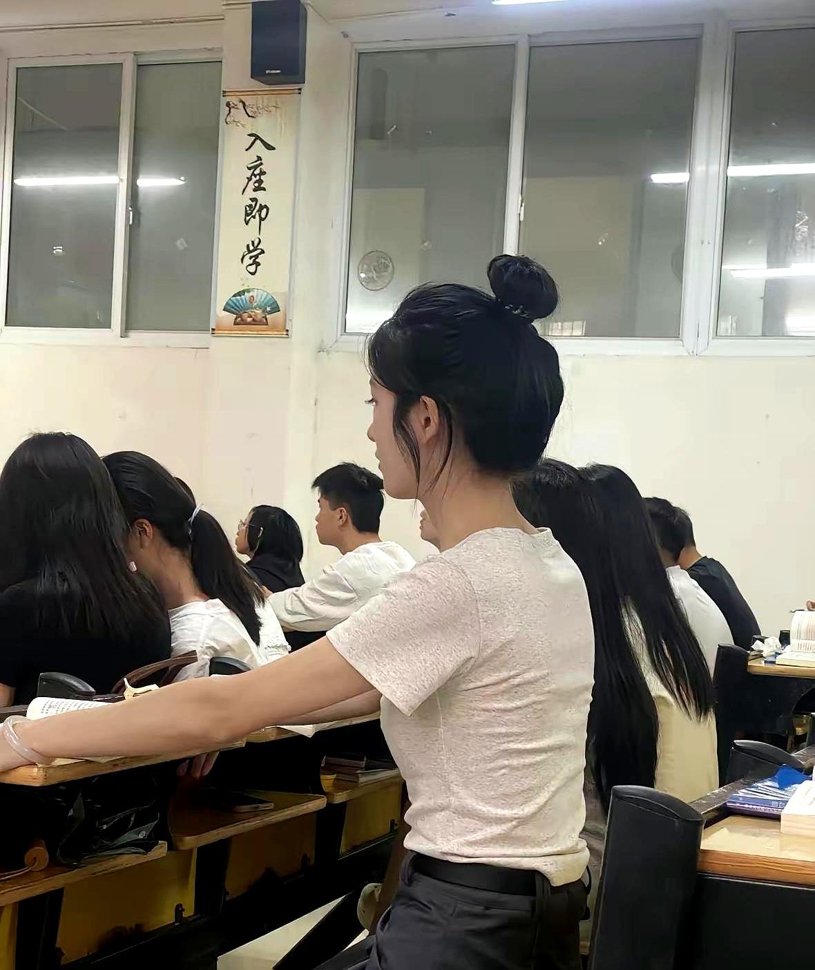 夏天一到，穿裙子的女生真得多留个心眼。华南理工大学前几天就出了这么一件让人很膈