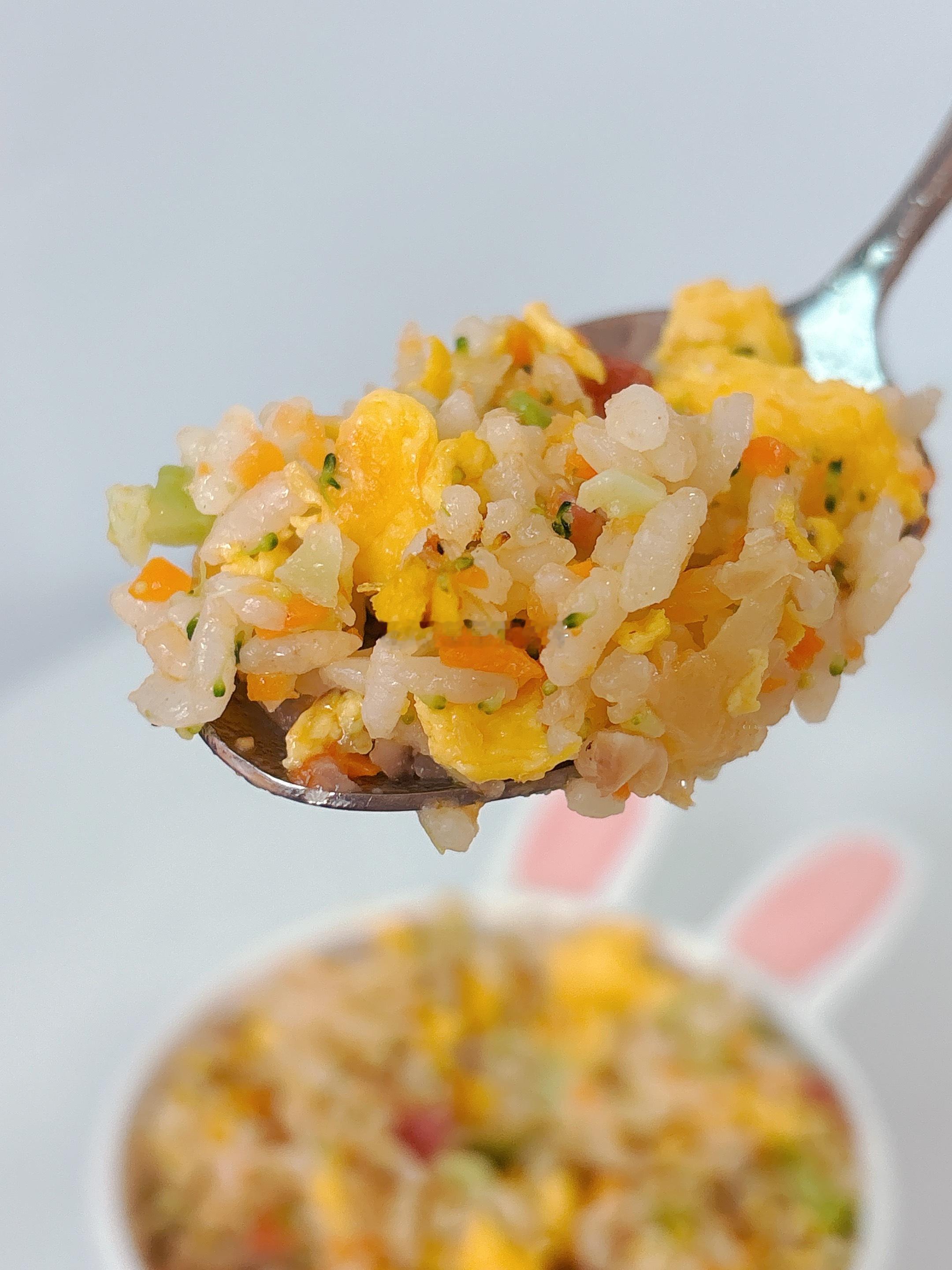👧🏻小朋友放学回家，说晚饭想吃蛋炒饭，安排上了‼️配菜放了鸡蛋、西红柿、西兰