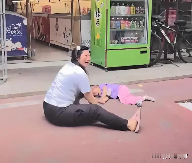 浙江女童意外坠楼，母亲崩溃内疚，撕心裂肺的哭泣，让人看了无比揪心。这是一则让