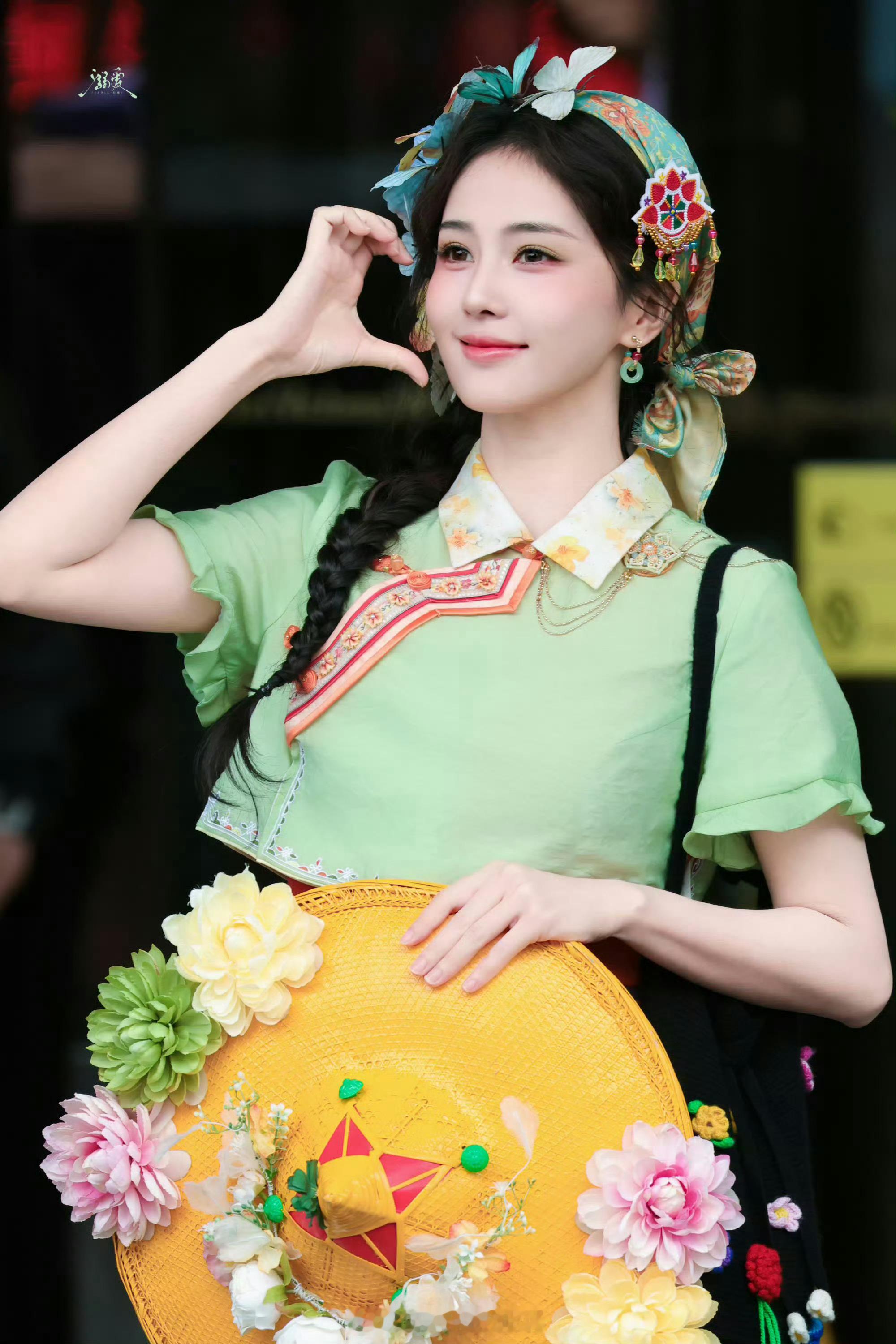 白鹿今天又美出新高度了，清纯女大