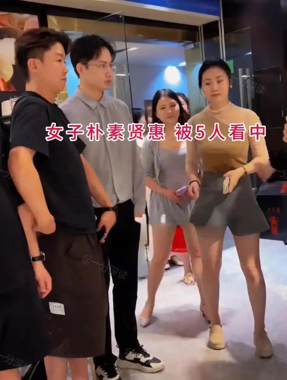 相亲大会上一个很朴素的女人被五个男生相中了，这个女人已经是三十多岁了，看着也不是