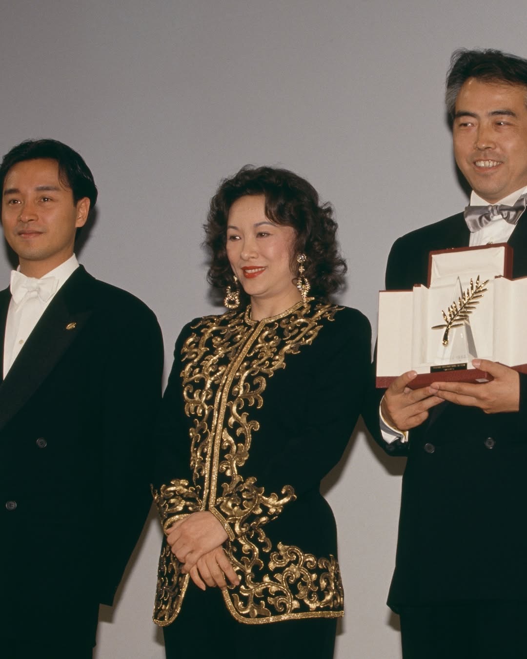 由陈凯歌执导，张国荣、巩俐主演的经典华语电影《霸王别姬》于1993年在戛纳
