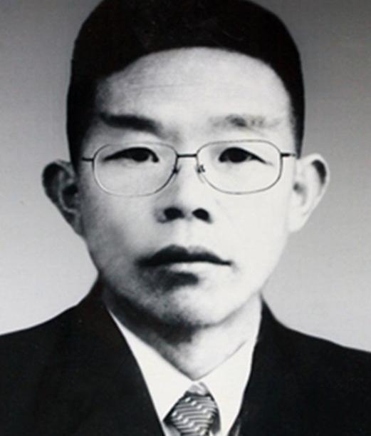 1936年，中国红军最高指挥官武怀让到苏联执行任务。他有次回家突然被两人