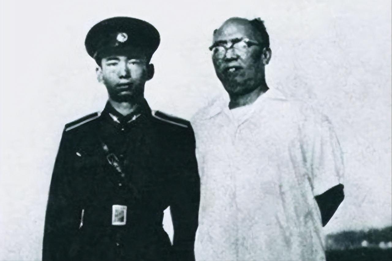 1955年，志愿军第16军军长刚刚回国，关系挂靠在南京军区机关食堂。住处就一张折