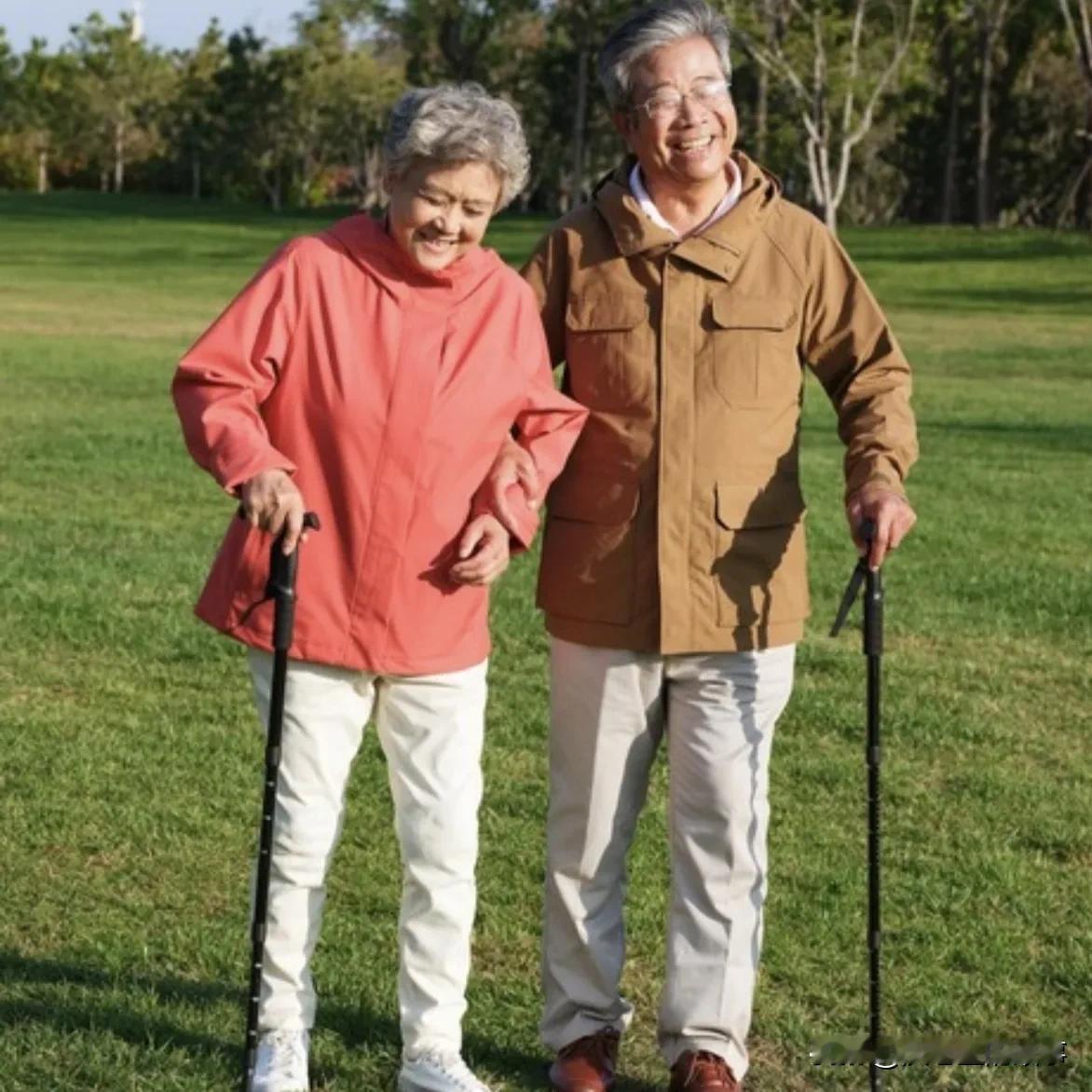 我儿子真是个奇葩，劝我5给他找个后爸，劝了十年。我71年的猪，今年54岁，儿子
