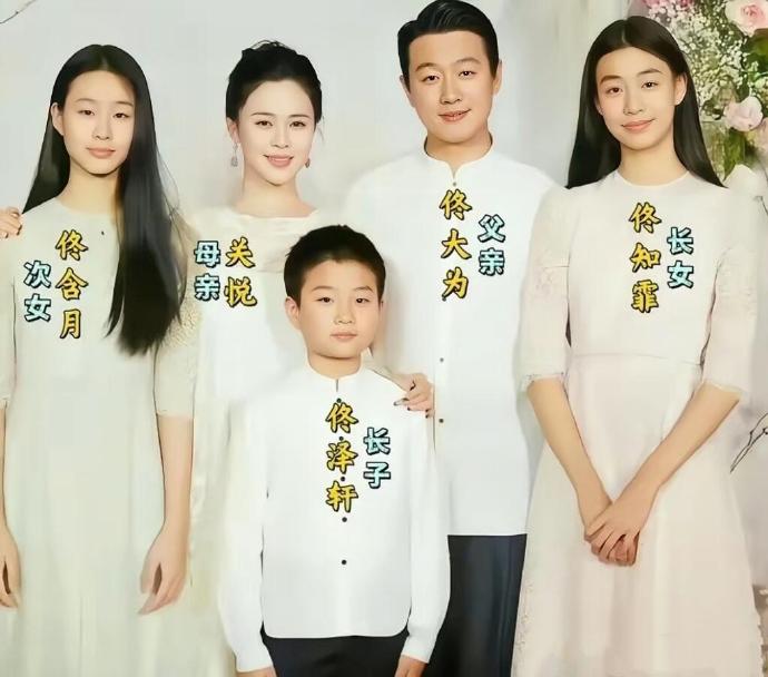 佟大为结婚17年零绯闻，两个女儿长得亭亭玉立，小儿子被宠成宝，关键是佟大为长的还