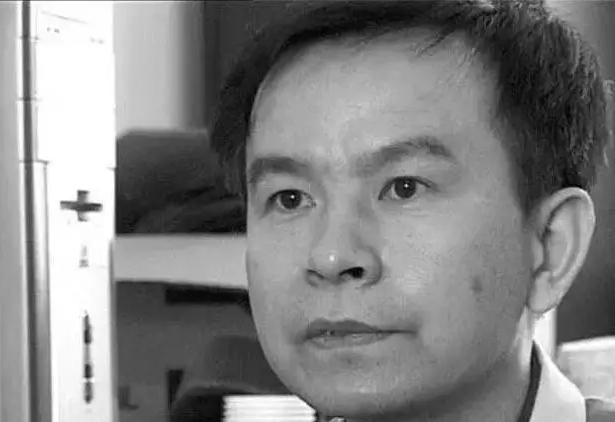 1992年，浙大高材生李红涛被警察逮捕，然而让所有人不敢相信的是，他竟然趁着警察