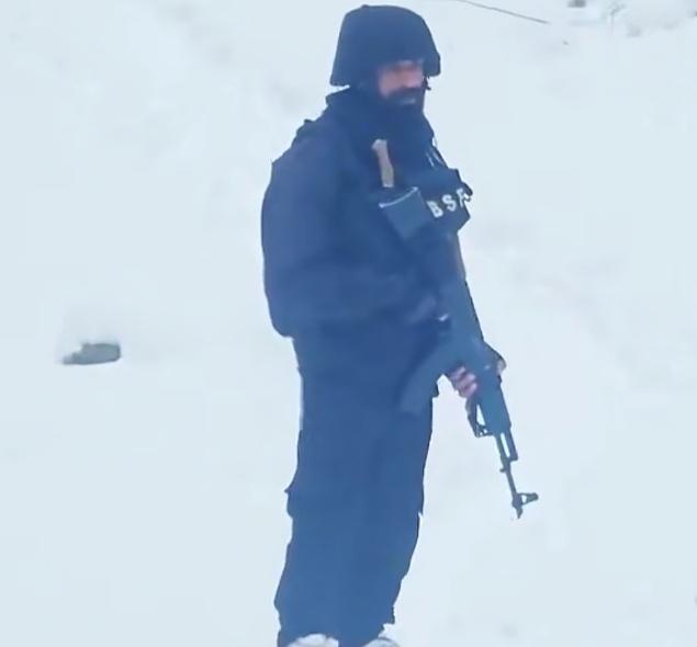 印度给边境地区士兵配发的新作战服，引发网友们的热议！最大的争议就是颜色，居然