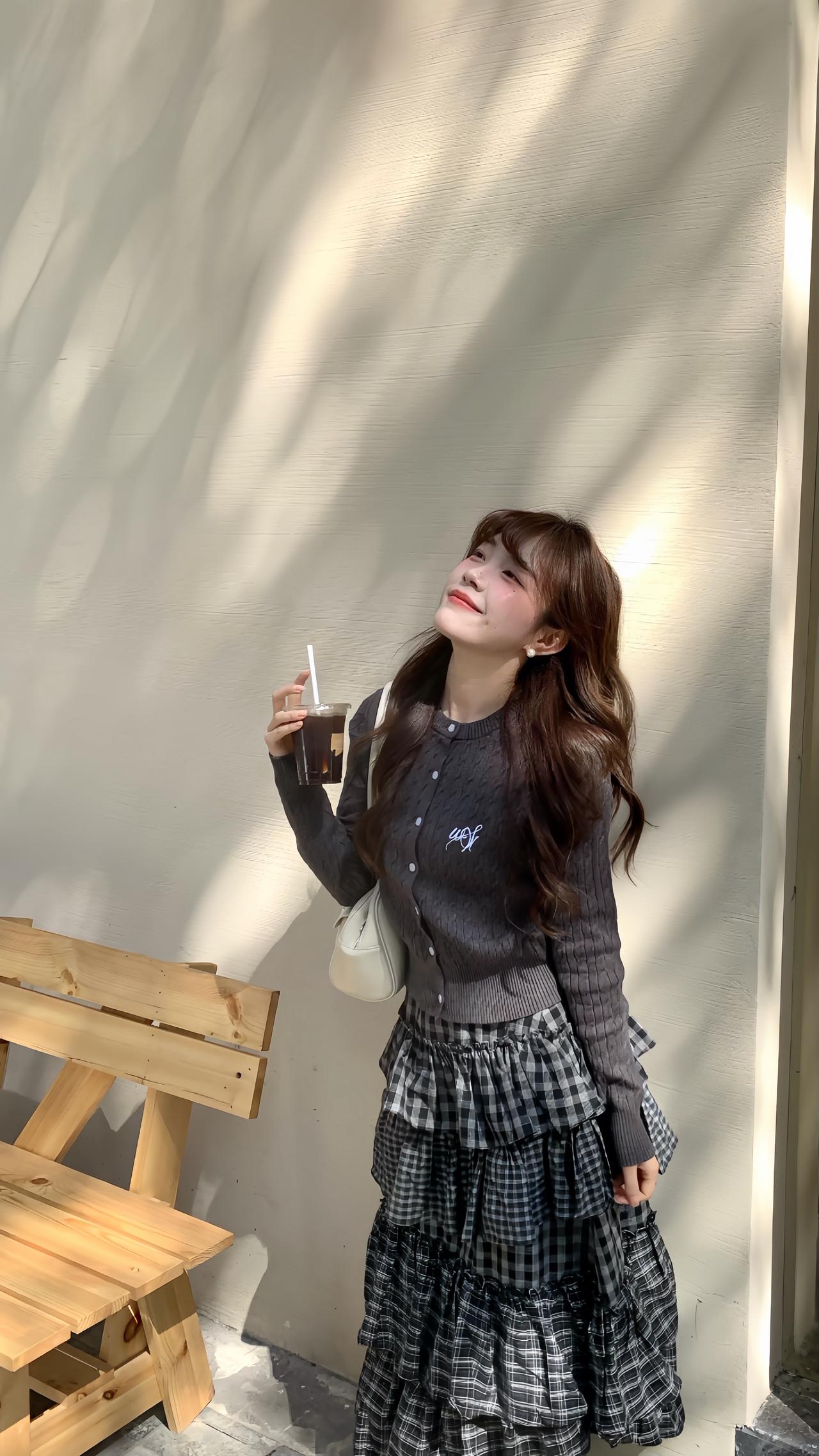 早春穿搭公式:短款针织开衫+不规则格纹蛋糕裙韩系又减龄早春穿搭韩系穿