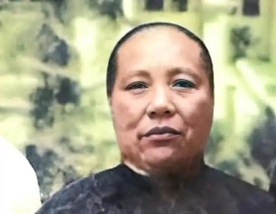 1901年冬，19岁的毛福梅和14岁的蒋介石拜堂成亲，主婚人刚喊完“送入洞房”，