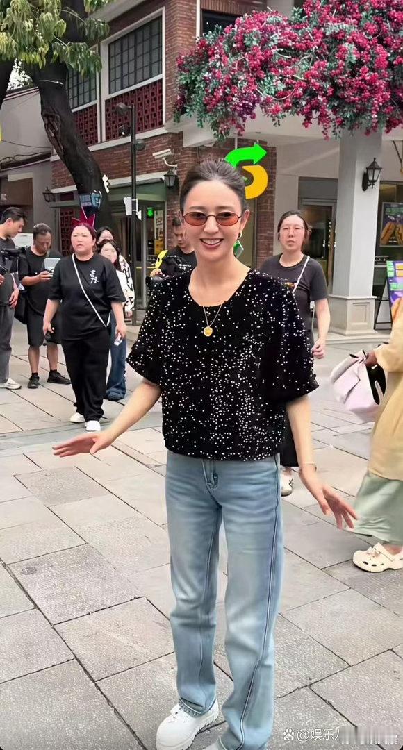 也难怪佟丽娅能在演艺圈脱颖而出，本身颜值底子格外优越，身处人群之中，容貌身姿一眼