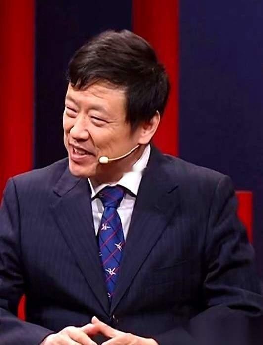 讲真，老胡这人最让我佩服的，不是他天天聊的那些大事，而是他炒股。真的。当时全网都