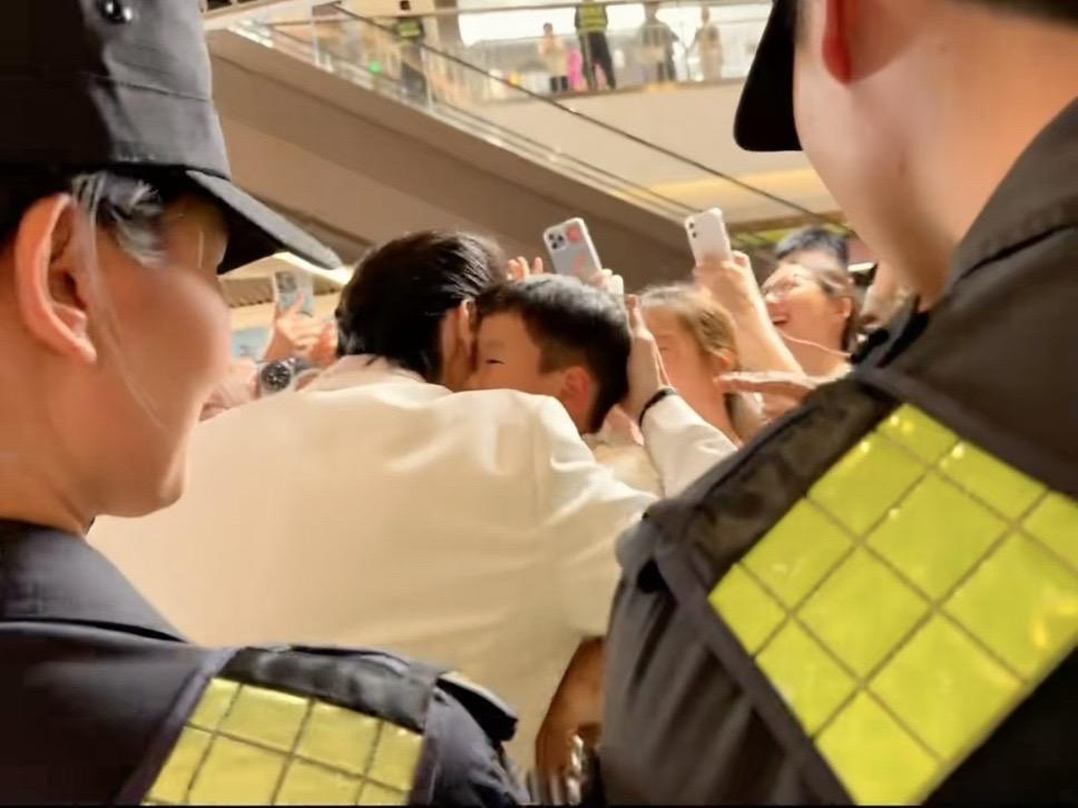 又发现了向佐的魅力时刻 暖男一枚！非常有爱的一幕❤️ 杭州线下见面会...
