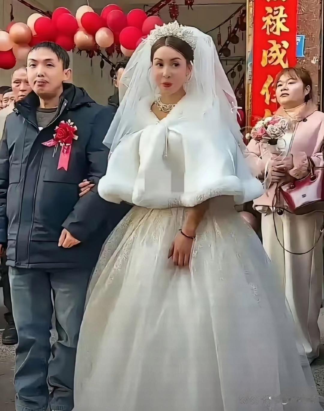 新娘子长得好像迪丽热巴呀。