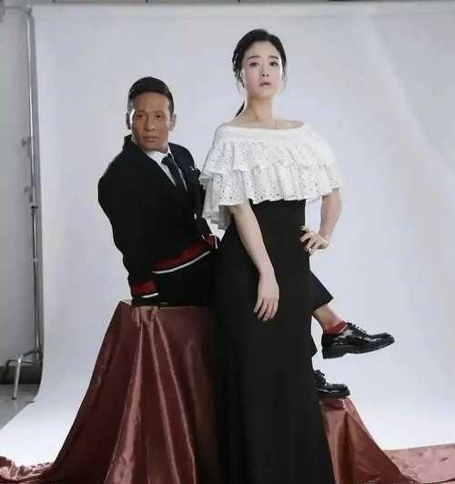 宋小宝：蒋欣，你这身打扮，再加上这背景，咱俩这合照一出来，活脱脱就是土地主和富家