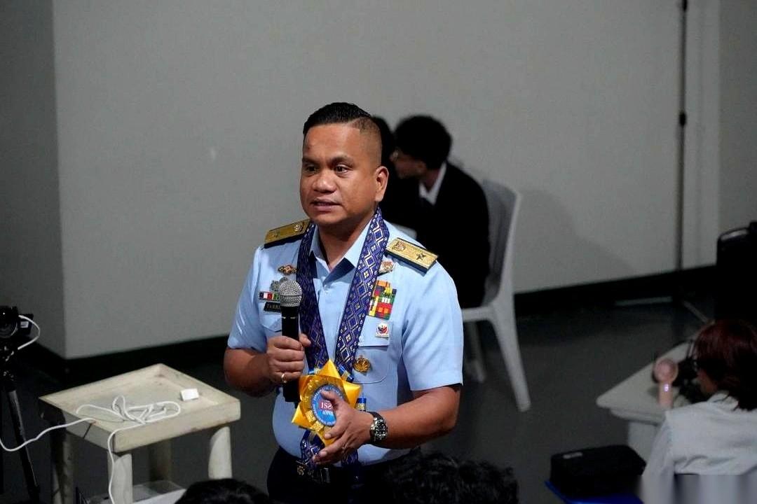 菲律宾那个海警发言人塔列拉，前几天跳得有多高，这几天就有多安静。一句话，我们大