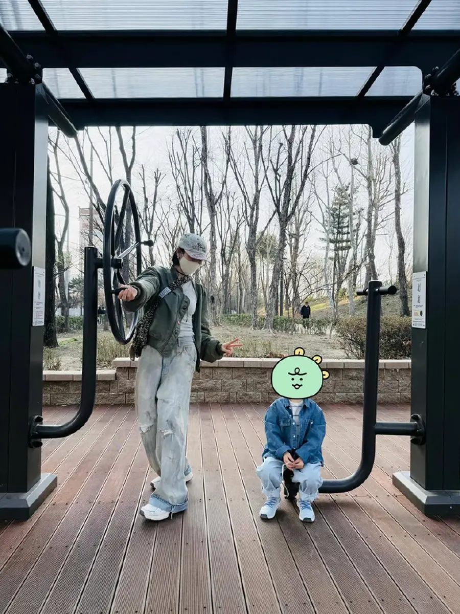 孙艺珍晒和儿子合影小宝贝坐姿乖巧超可爱