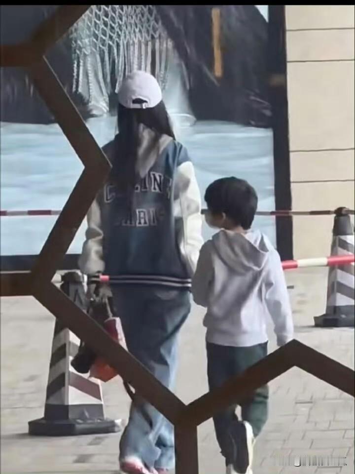 黄晓明懵了杨颖懵了明明两个人在一起的时候顺风顺水，第一胎就生了儿子，各自事业