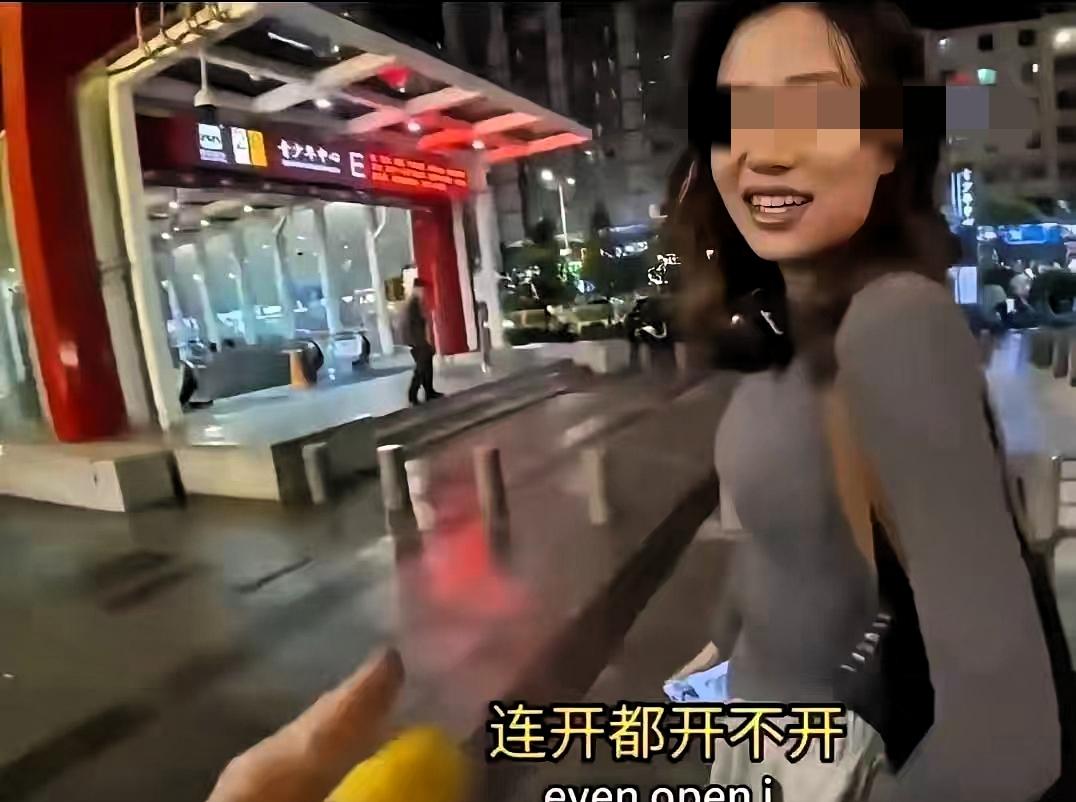 麻辣烫女孩，彻底不装了。辞完职，直接破罐子破摔：“我跟男朋友的事，关你屁事？”