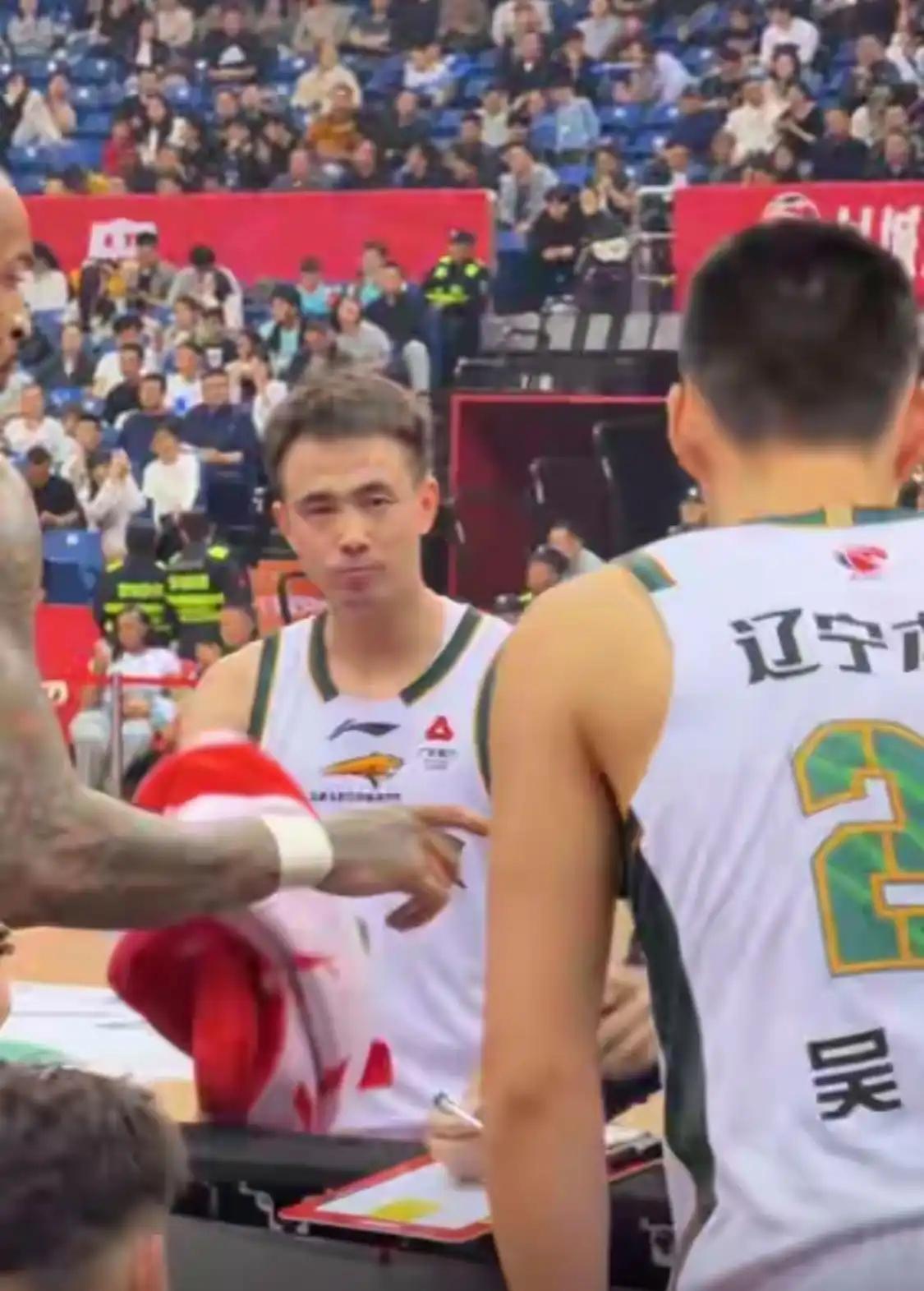 CBA排名大洗牌！辽宁2球员坑惨全队，青岛赢麻，山东遭殃他们在场上进攻端频频