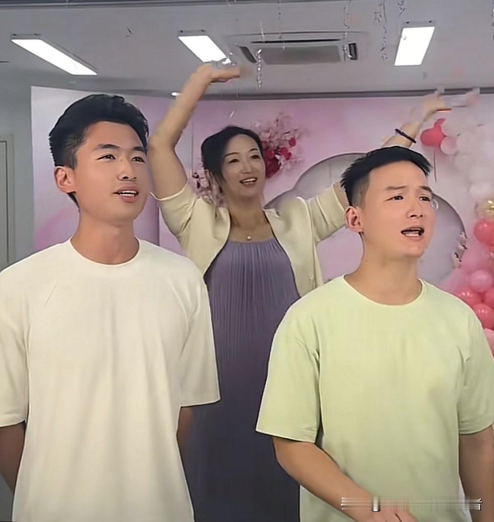 今晚刷到了谢浩男妈妈、谢浩男和战友海军一同唱歌的视频。听说这是在为明日的直播进行