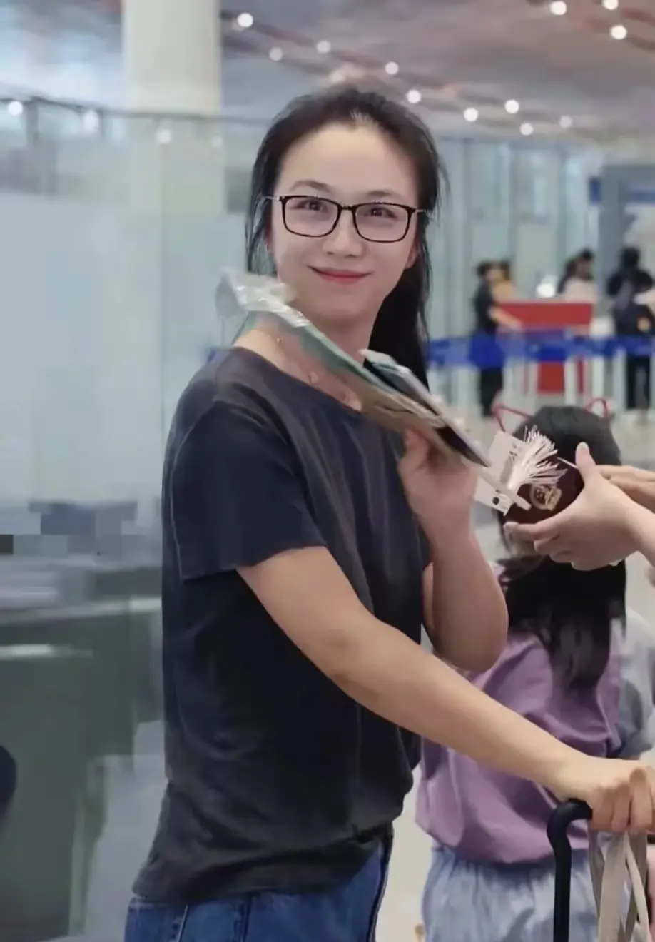 汤唯带女儿现身北京机场，母女穿搭休闲似复刻，女儿像妈超可爱！