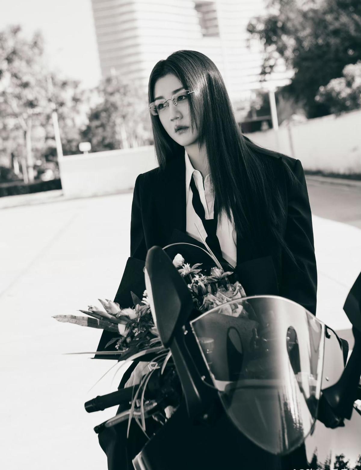 谁说奥运冠军只能老老实实穿运动服？陈梦这一组新照真是把我看愣了，上一秒还是西装