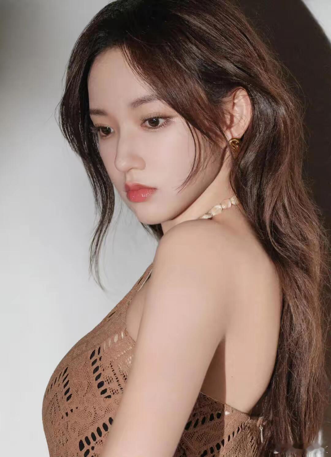 以女团爱豆身份出道的程潇，有着“人间第一芭比”的称号，而她的长相甜美中又带着几分