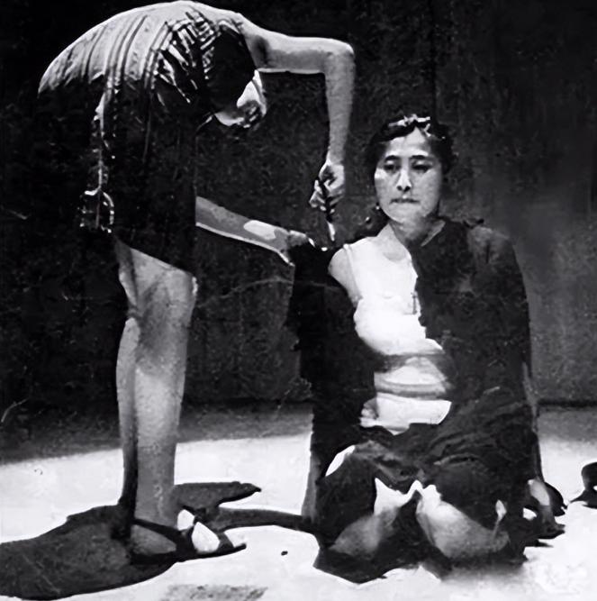 她把自己麻醉6小时任人摆布，浑身赤裸面对观众人性到底能多恶？1974年，玛丽