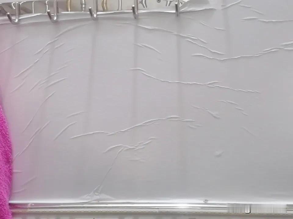 原来的墙纸发霉变黑，买了新的墙纸，旧的撕掉重新粘上新的墙纸，搞得不好，一边比较平