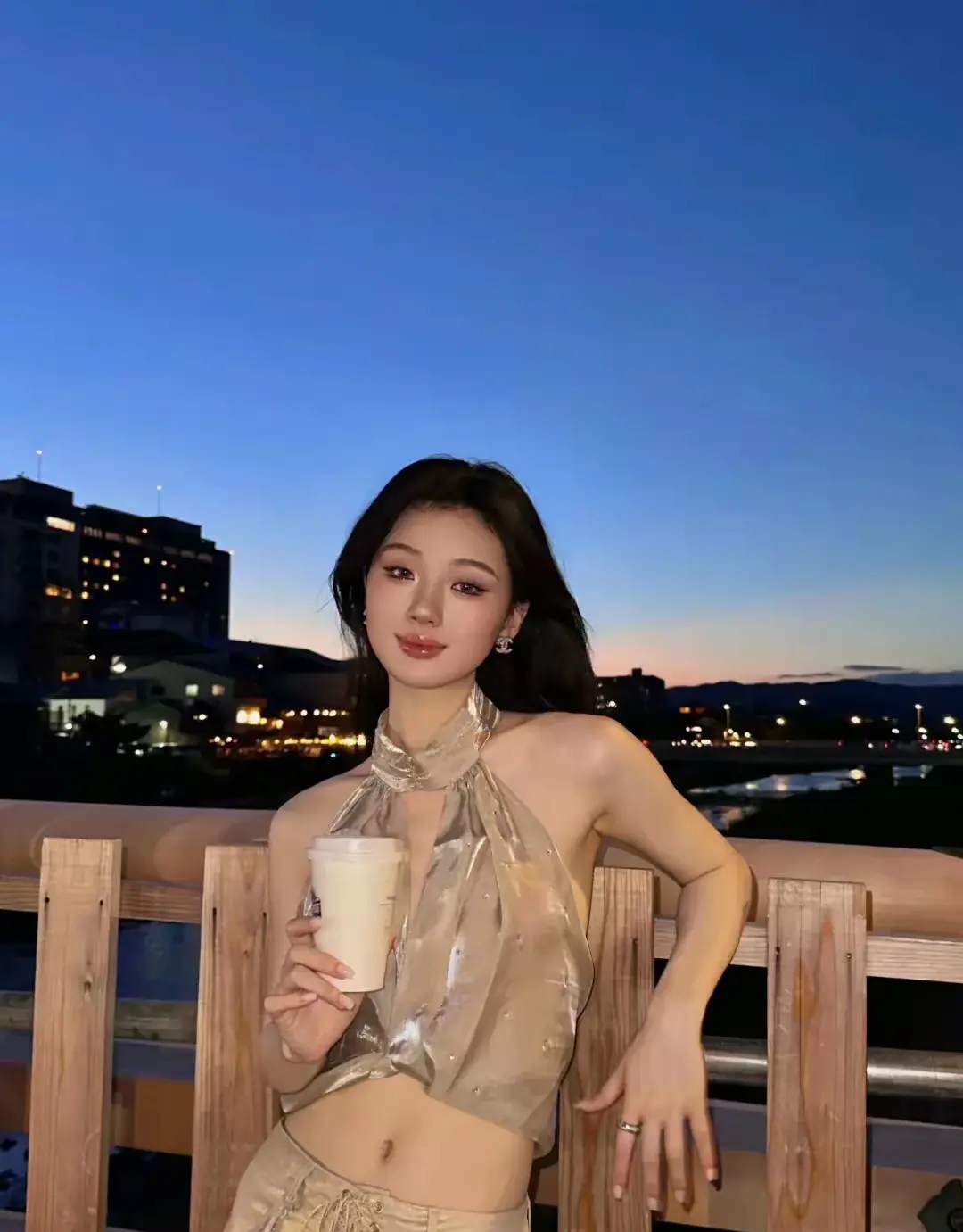 大家不要羡慕单依纯了，我们永远都不可能成为她。仅仅这一个条件，我们就永远无法达