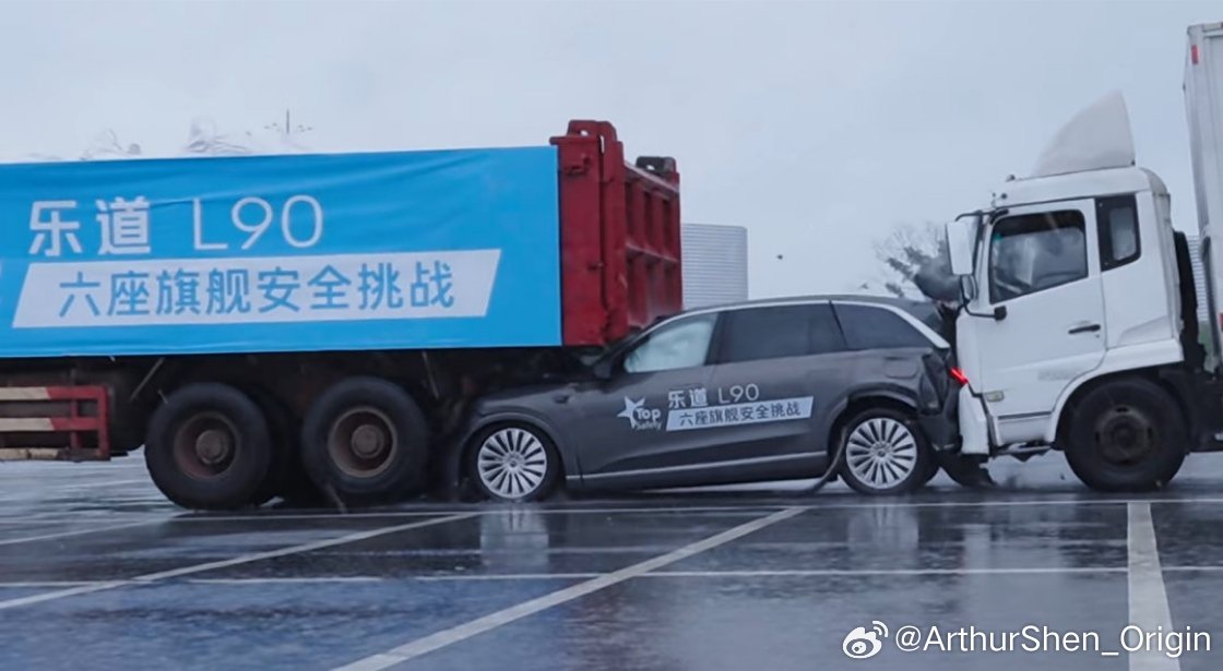 为了获得MPV的乘坐空间，不代表要放弃传统SUV设计赋予的安全特点，蔚来公司旗下