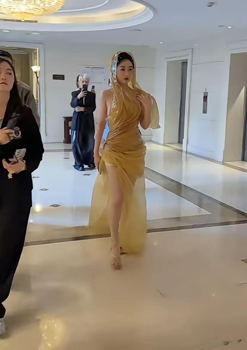 金鸡奖颁奖典礼，演员蒋梦婕的衣服出尽风头，还是演员大胆，一个黄色透明塑料纸