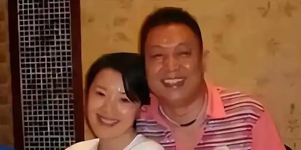 王为念住院期间，守在病床前悉心照料、端水擦脸，夜里蜷缩在椅子上小憩的人，不是旁人