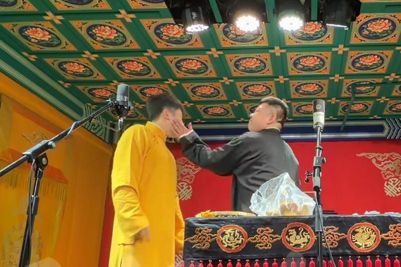 高九成真给捧哏长脸，实打实打了张九南一巴掌，小剧场气氛瞬间爆燃！德云社张九南、高