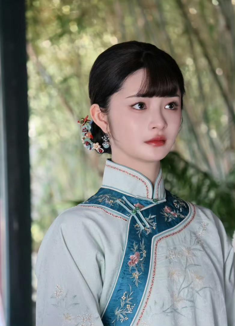 《玉簟秋》周洁琼客串绝世名伶兰卿，出场直接艳压女主女二。自带温婉底色，破碎疏离氛
