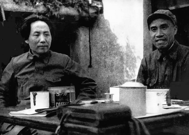 延安时期，“朱毛”二人的一张珍贵合影，尽管条件艰苦，朱老总仍面带笑容！在延安