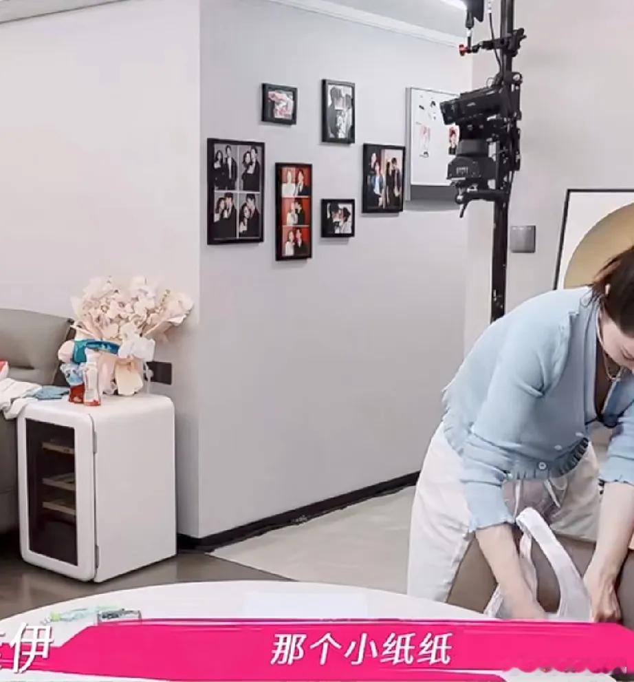 张维伊把纸叫小纸纸，董璇嫌弃的表情都收不住了面对镜头也没法再做表情管理，他都多大